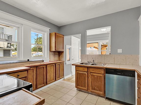5th image of 611 S Grove St APT 1