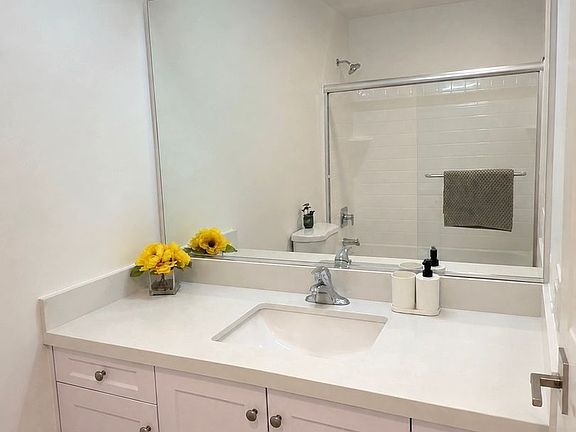 3rd image of 747 S Kingsley Dr APT 1