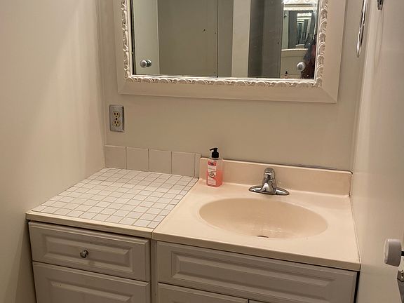 5th image of 113 Van Dam St APT 1F