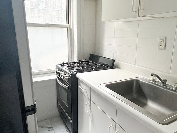 5th image of 116 E 31st St APT 4F