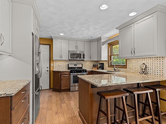 2nd image of 2623 W Sunnyview Cir