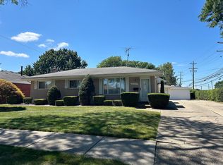 32961 Oakview Dr, Warren, MI 48092