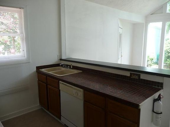 3rd image of 725 E 7th 1/2 St Unit B