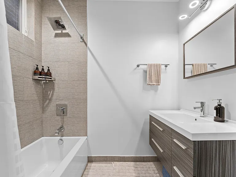 2437 W Jackson Blvd — Photo 21