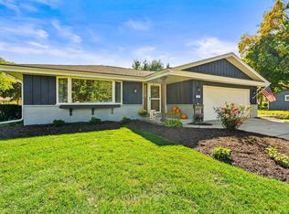 1101 Dogwood Ln, Waukesha, WI 53189