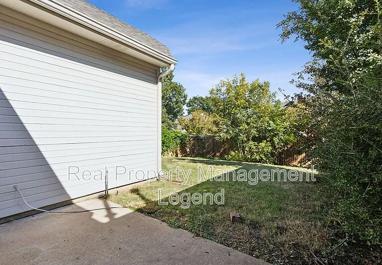 8012 Greenwood Dr — Photo 25