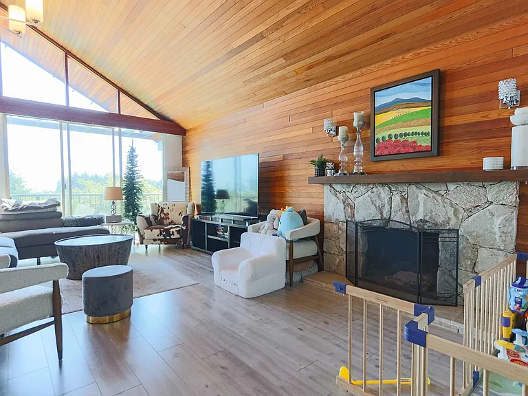 4591 Woodgreen Dr — Photo 3