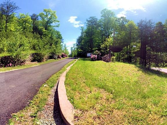 Ledges entry gate - road