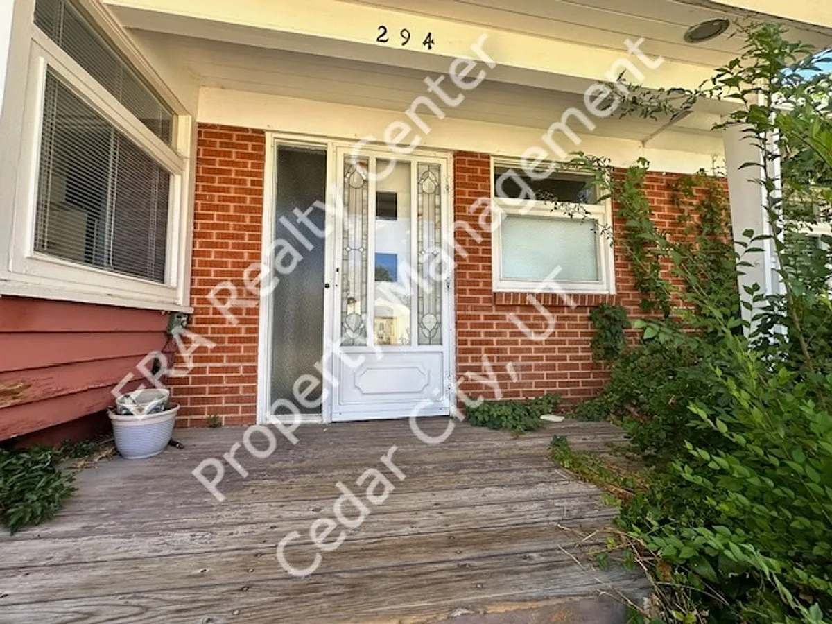 Building Photo - 294 S Dewey Ave