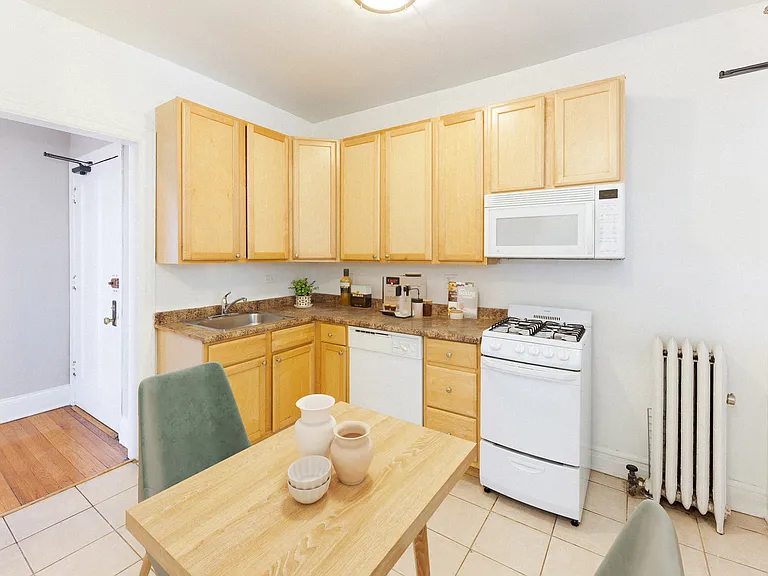 618 Hinman — Photo 11