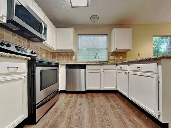 3rd image of 15 Brentwood Oaks Ct