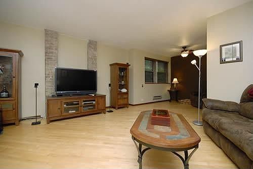 2nd image of 930 W Ainslie St #G-3