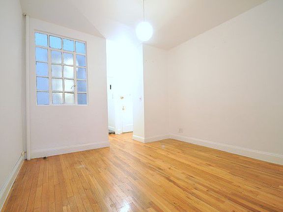 3rd image of 213 E 88th St APT 4B