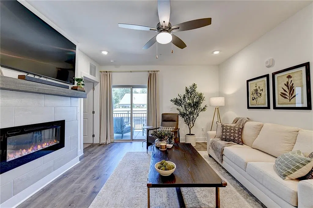 2 bed, 2.0 bath, 1702 sqft, $2,600 — Photo 2