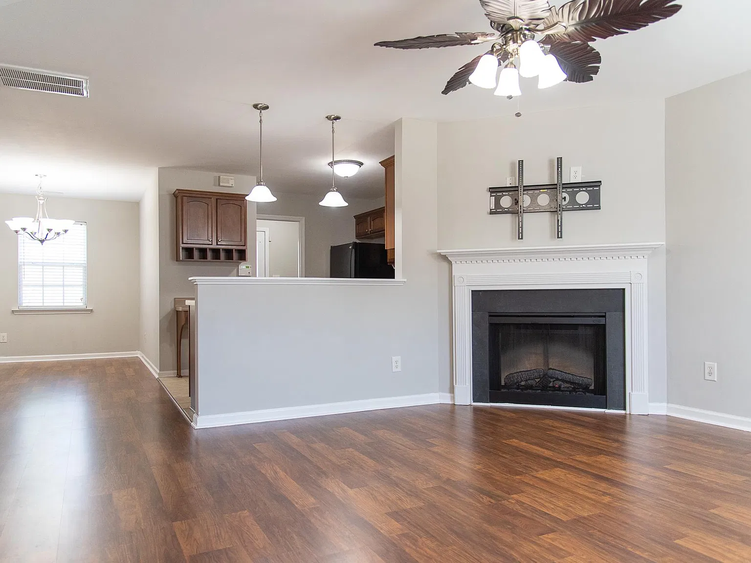 4 bed, 3.5 bath, 2058 sqft, $2,100 — Photo 4