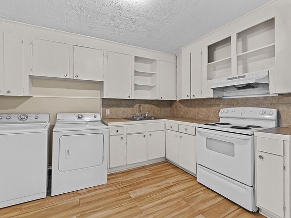 4th image of 915 W 6th St