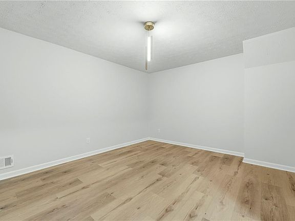 5th image of 648 Bralorne Dr