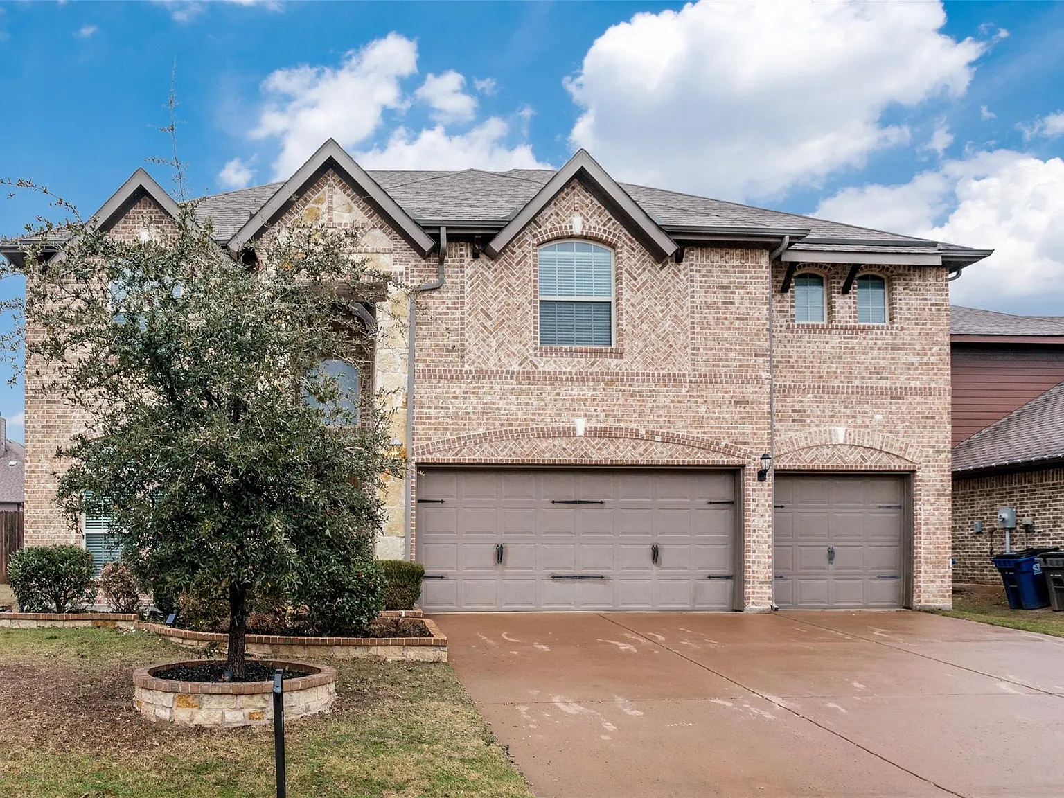 5 bed, 3637 sqft, $3,300 — Photo 1