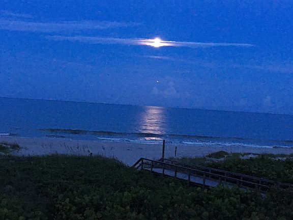 Full moon on the horizon 