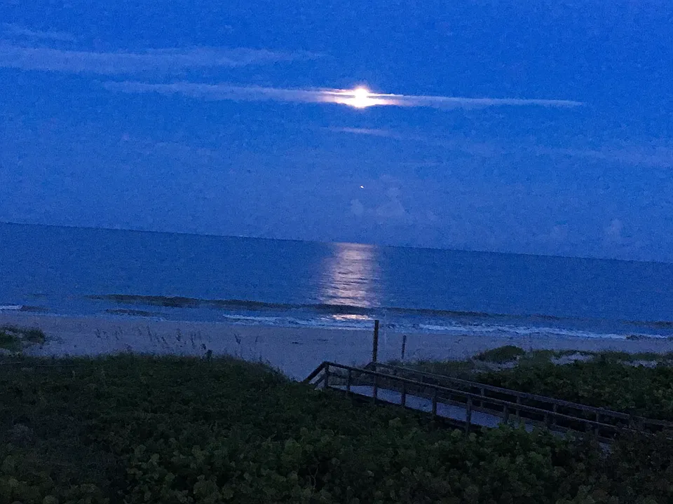 Full moon on the horizon 