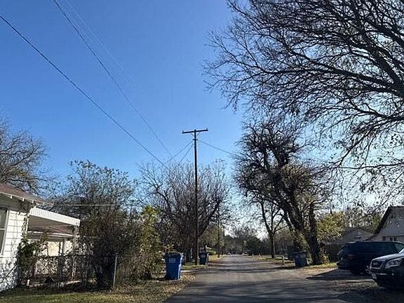 4th image of 216 E 6th St