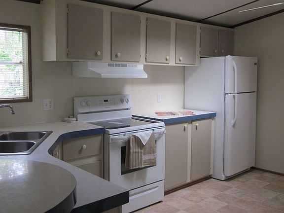 3rd image of 102 Breezewood Cir