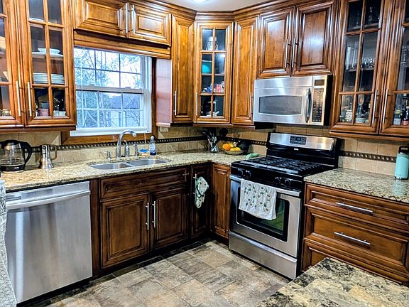 4th image of 1048 Saint Charles Ave NE