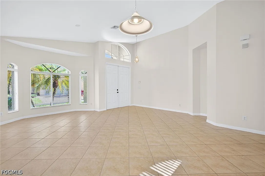 3 bed, 2.0 bath, 1910 sqft, $2,500 — Photo 4