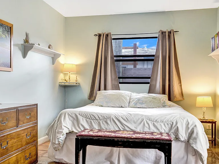 420 NE 36th St — Photo 27