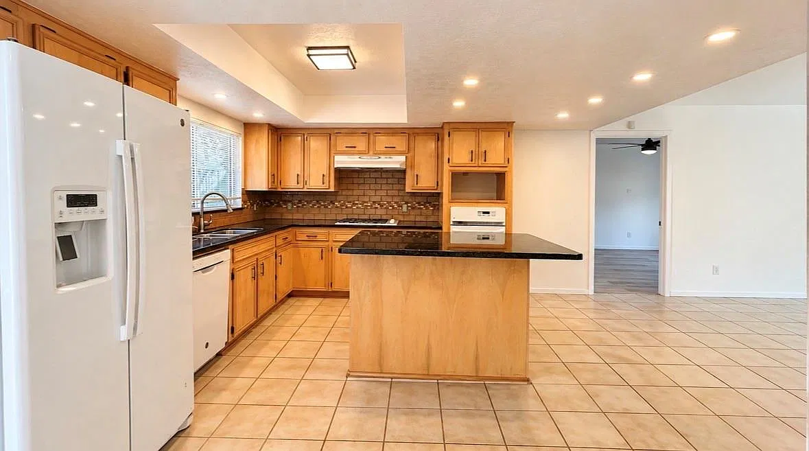 3 bed, 2.5 bath, 2051 sqft, $2,200 — Photo 4