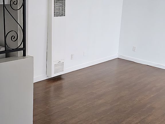 4th image of 6633 Woodman Ave #0