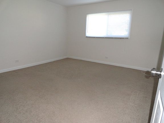5th image of 16W543 Mockingbird Ln APT 106