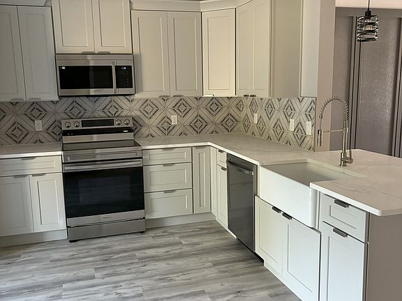 4th image of 76 Lynbrook Dr #B