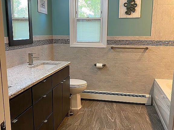 Main bathroom 