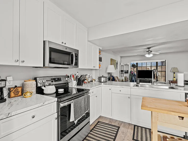 Albany Apartments | Tampa, FL | Kitchen
