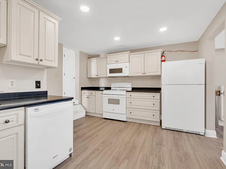 19 Pleasant St — Photo 3