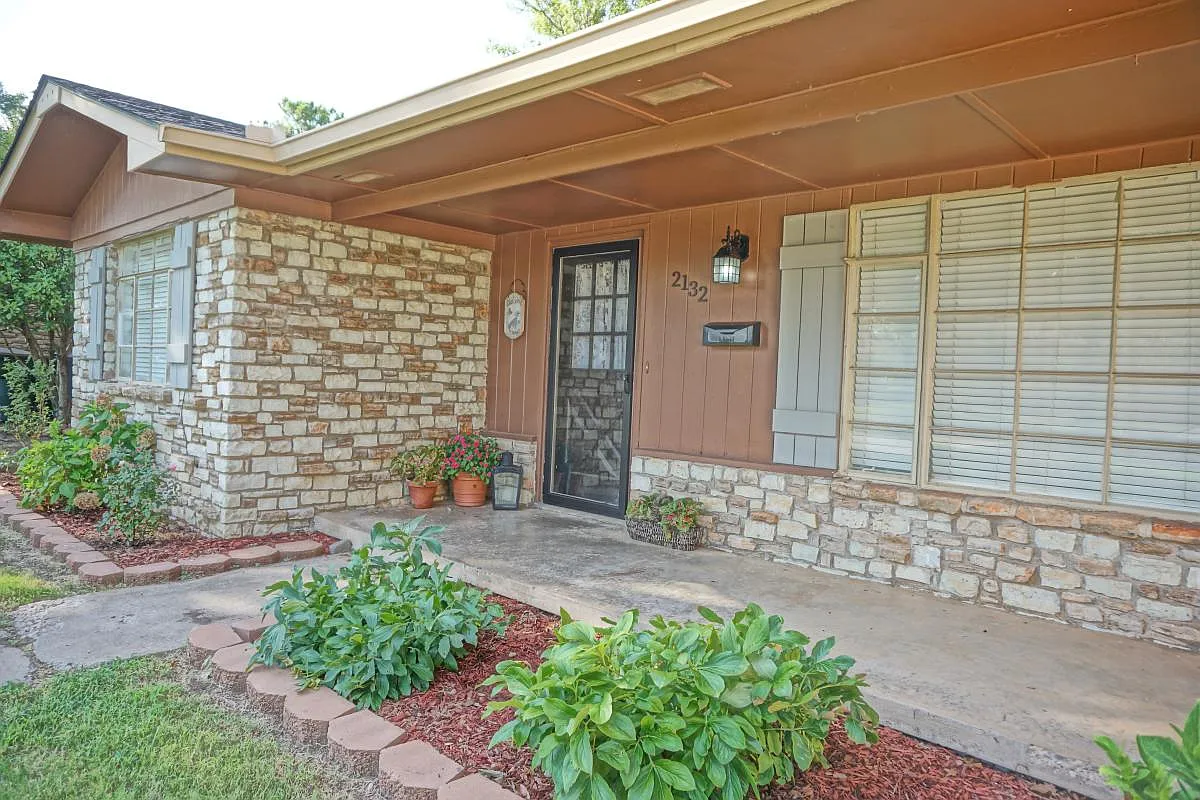 2132 Fremont Dr — Photo 2
