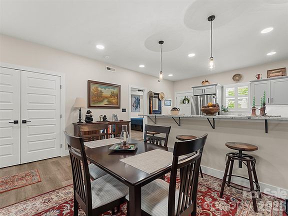 5th image of 143 Carver St #13