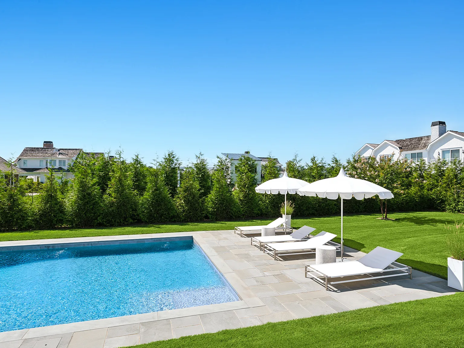Modern Luxury in Southampton's Premier Enclave — Photo 3
