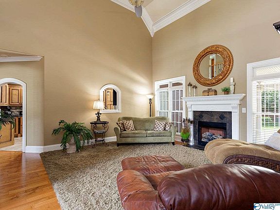 3rd image of 121 Kelvingrove Dr