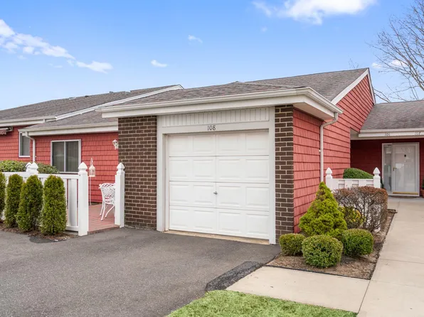 108 Drew Drive S #108, Saint James, NY 11780