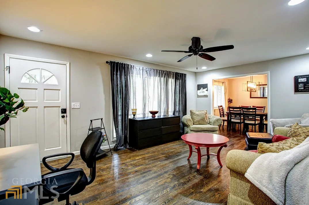4 bed, 2.0 bath, 100 sqft, $5,400 — Photo 3