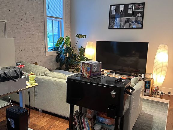 2nd image of 1425 N Milwaukee Ave