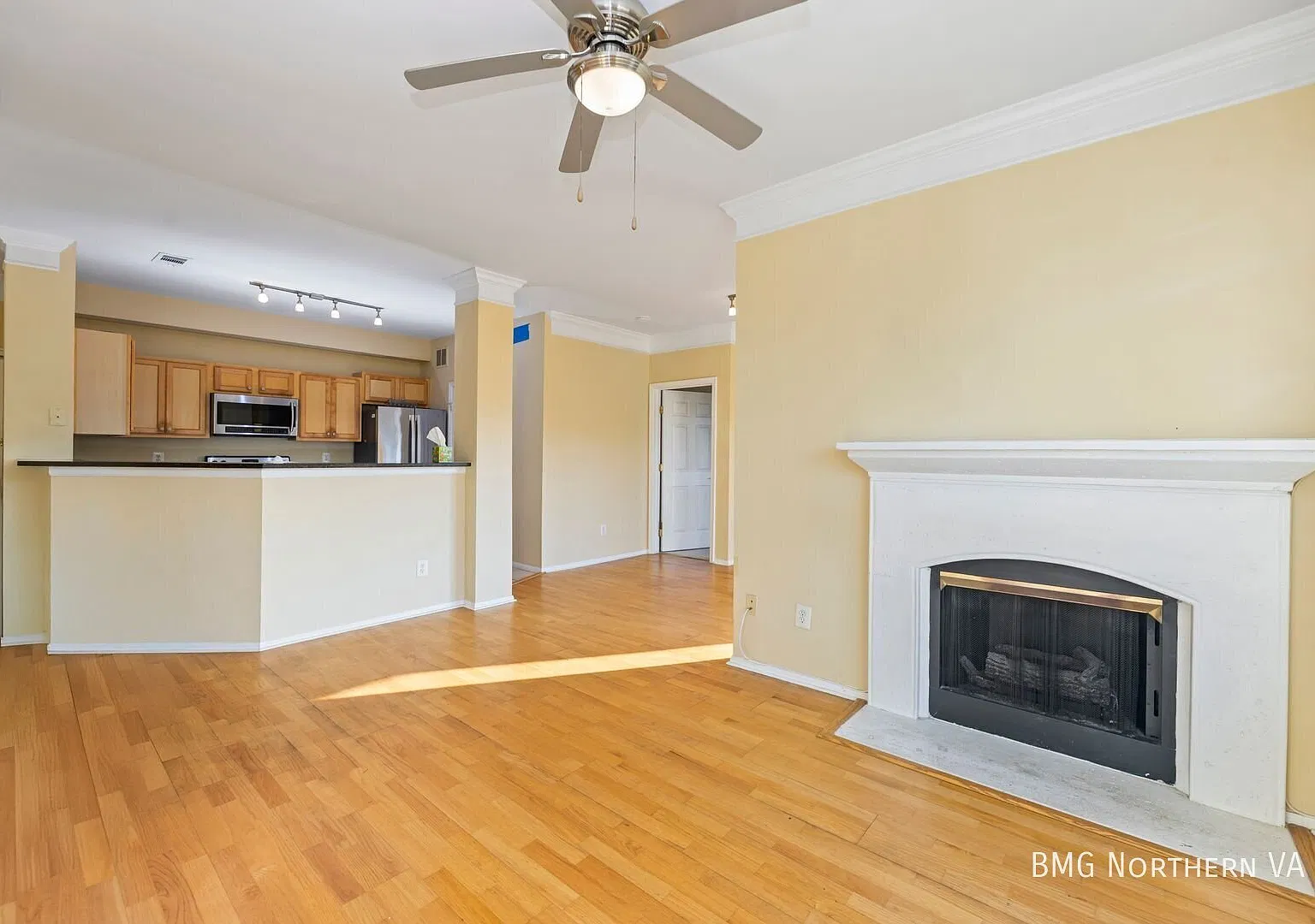 Bright & Spacious 3BR/2BA With Private Balcony In McLean — Photo 2