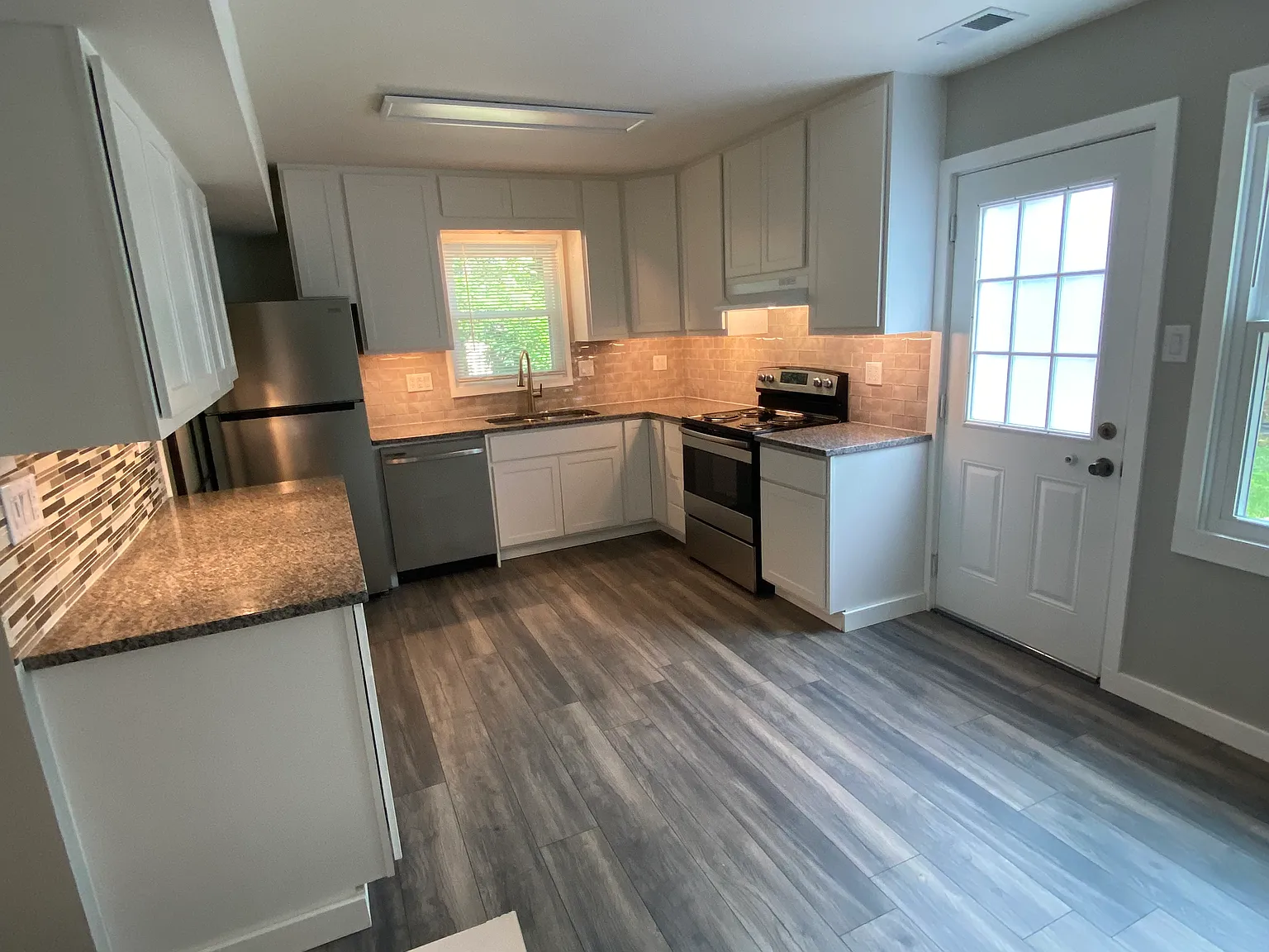 2 bed, 1.5 bath, 1100 sqft, $1,795 — Photo 2