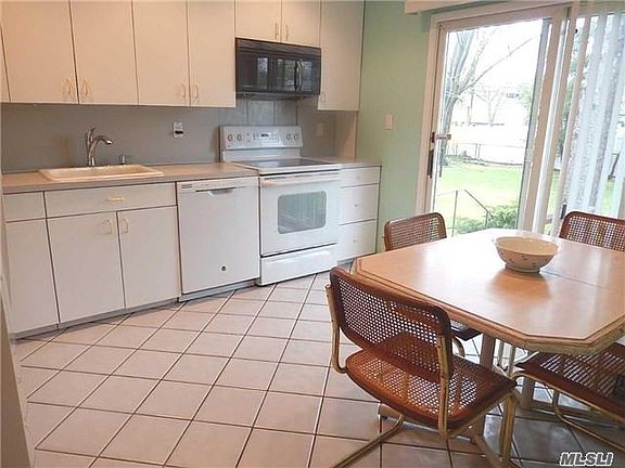 3rd image of 7 Lesley Ln