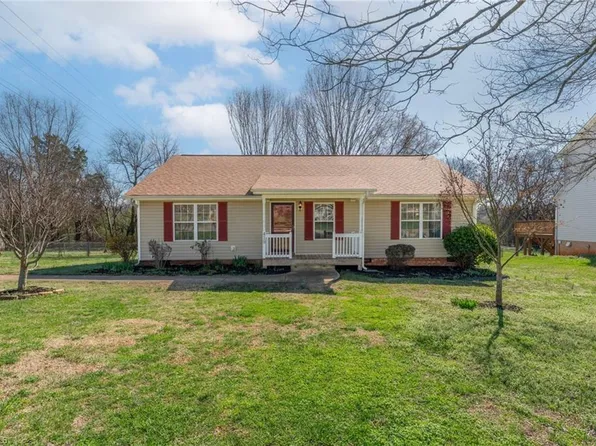 419 E Lake Dr, Mocksville, NC 27028