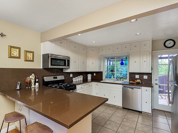 4th image of 2302 Lucerne Dr