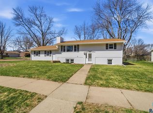 5801 W Karen Dr, Sioux Falls, SD 57106