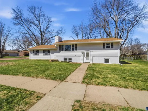 5801 W Karen Dr, Sioux Falls, SD 57106